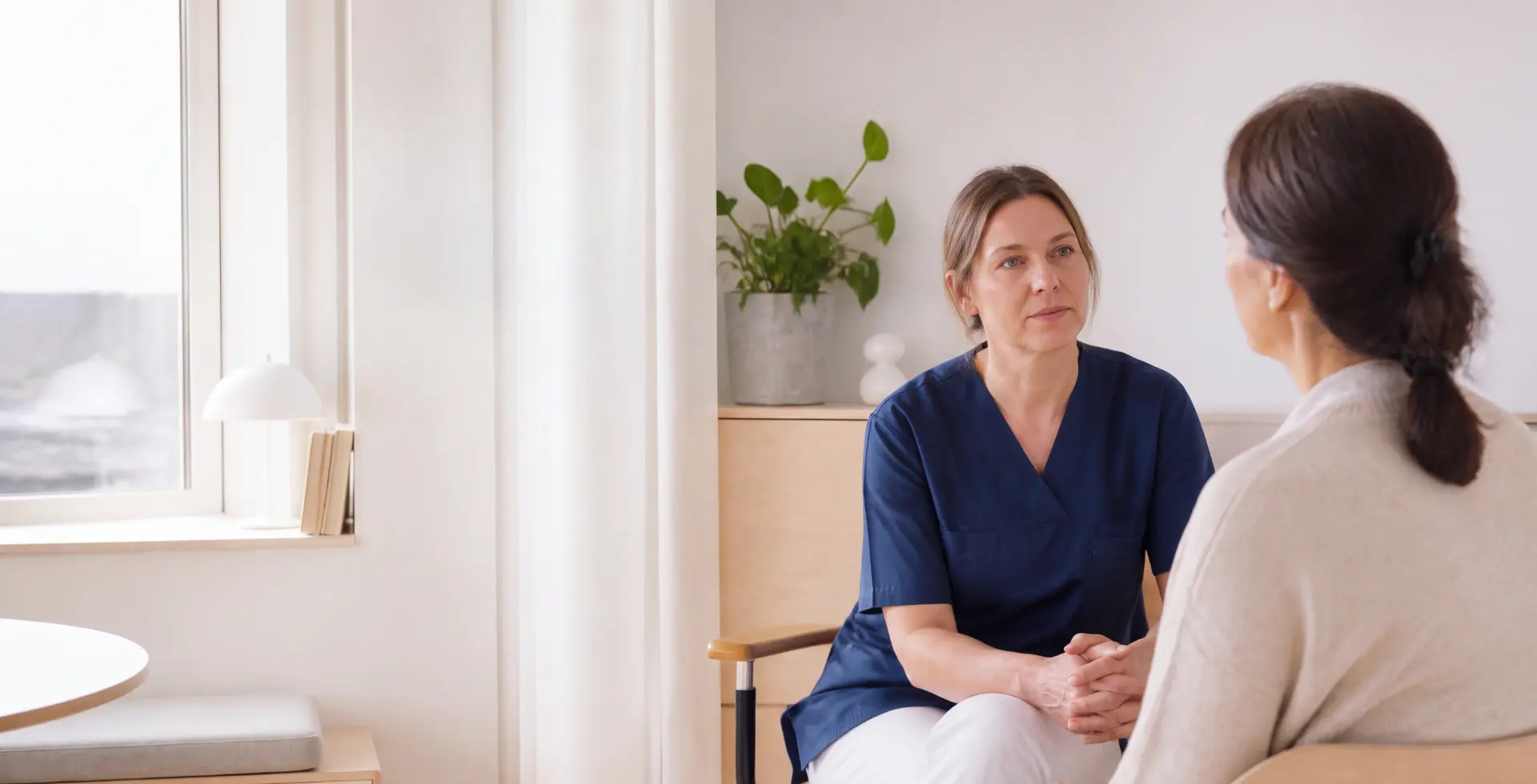 Vårdpersonal i ett lugnt samtal med en patient