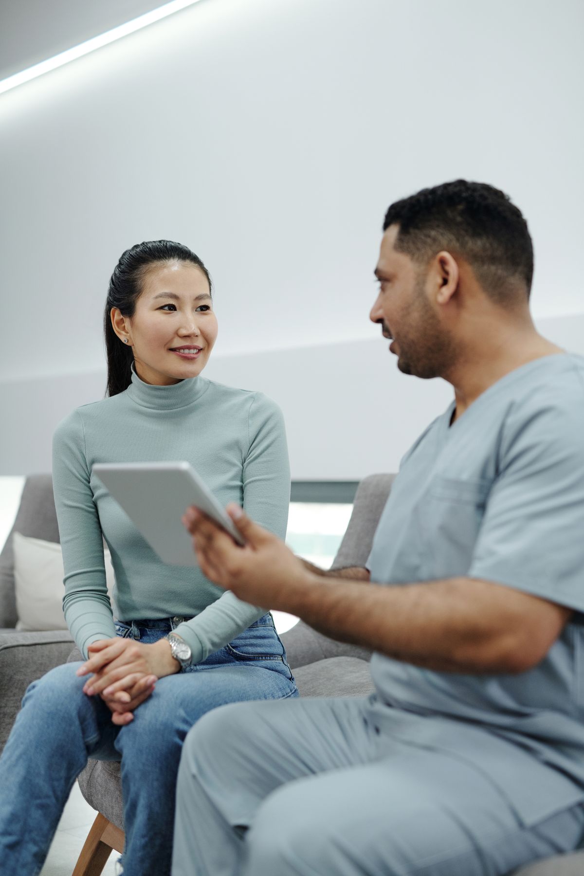 Vårdpersonal samtalar med en patient